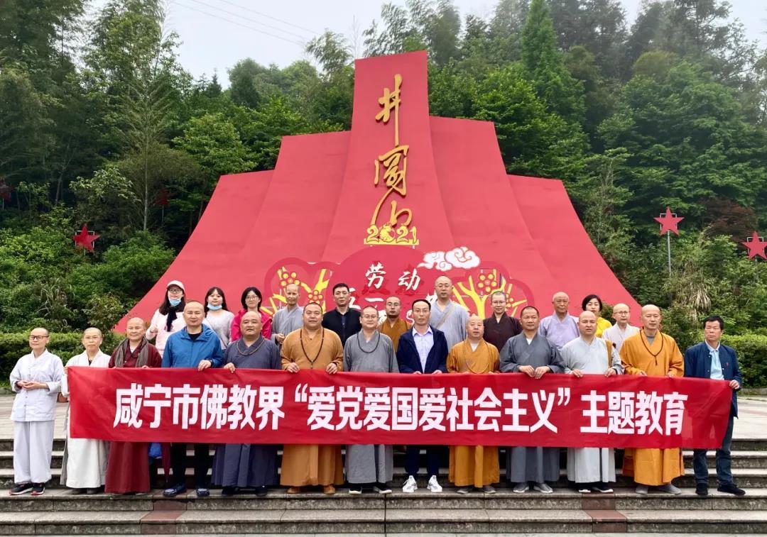 超模Gigi官宣新恋情，牵手大20岁库珀，街头甜蜜羡煞旁人！